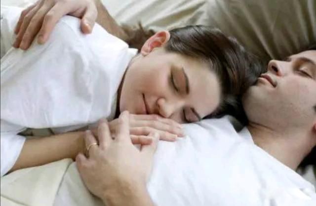 夫妻睡觉都会抱着吗 现实生活抱着睡很不舒服