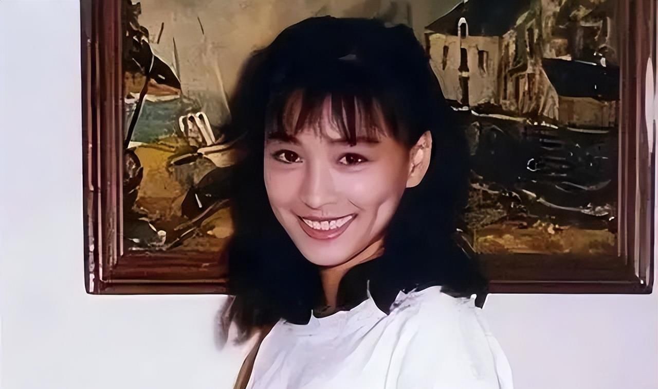 21岁的张张庭在赵雅芝和郑少秋主演的《戏说乾隆》中,饰演了"小鱼儿"