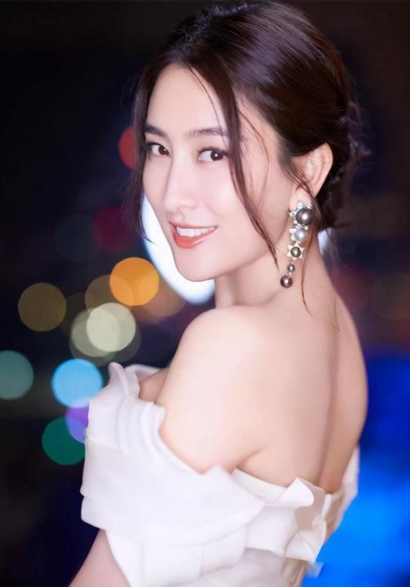 之后与吴奇隆出演了《丝路豪侠》,两人关系也很不错,吴奇隆曾经在芒果