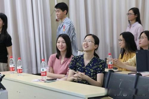 大学老师工资一般多少钱一个月 做大学老师的工资确实不高