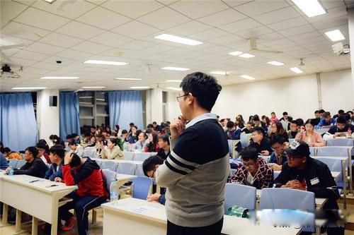 大学老师工资一般多少钱一个月 做大学老师的工资确实不高