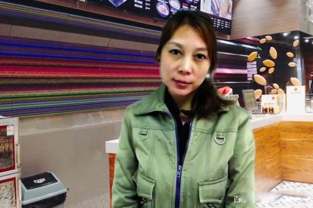 从劳荣枝在商场被抓时的现场照片,可以看出她还是为