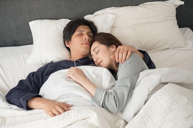 夫妻睡觉左右位置有讲究吗 必须要男右女左越睡越长久
