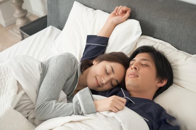 夫妻睡觉左右位置有讲究吗 必须要男右女左越睡越长久