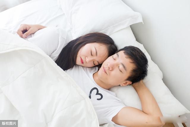 夫妻睡觉都会抱着吗 夫妻睡觉姿势解析的感情