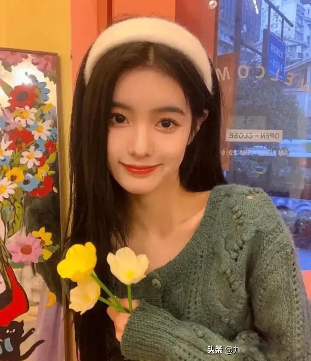 都美竹发文锤吴亦凡 这个姑娘不简单