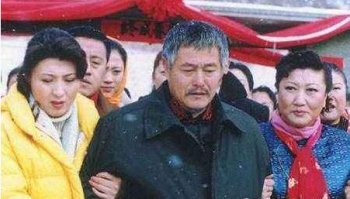 闫学晶是赵本山的妻子吗 和赵本山什么关系