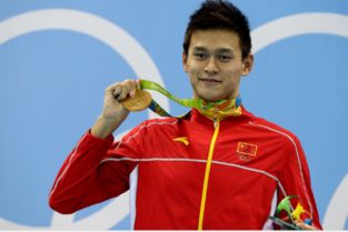 ���������ж��� ��Ӿ�˶�Ա������ʵ����