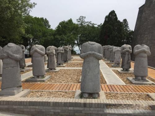 武则天61尊王宾像为什么没有头 他们的头都去了哪里