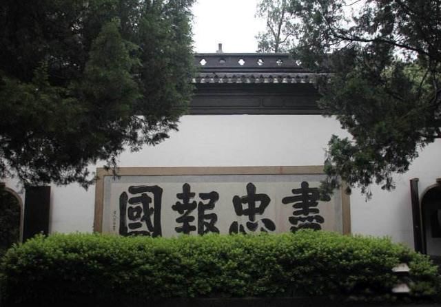岳飞墓前跪五个人是谁 陷害岳飞的五人分别是