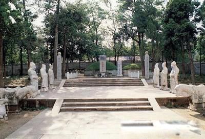 岳飞墓前跪五个人是谁 陷害岳飞的五人分别是