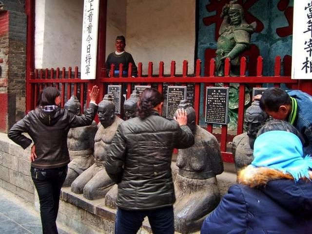 岳飞墓前跪五个人是谁 陷害岳飞的五人分别是