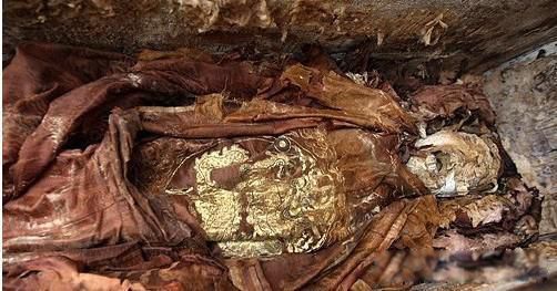 孙殿英盗墓时为什么要把慈禧身上的衣服扒下来呢 不存在侮辱尸体