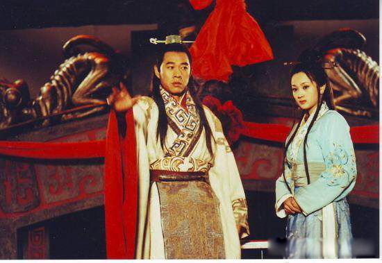 ��ʼ���м�λ���� �����м���Ů��