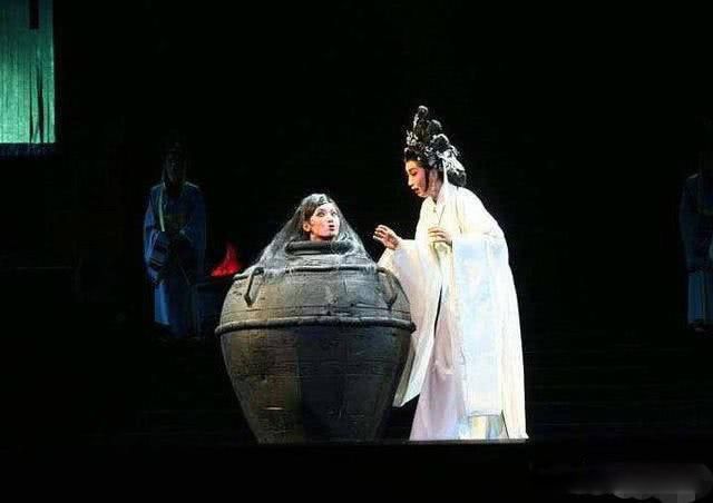 戚夫人一边舂米一边唱着《舂歌》,吕太后听说后大怒,说:"你还想靠着你