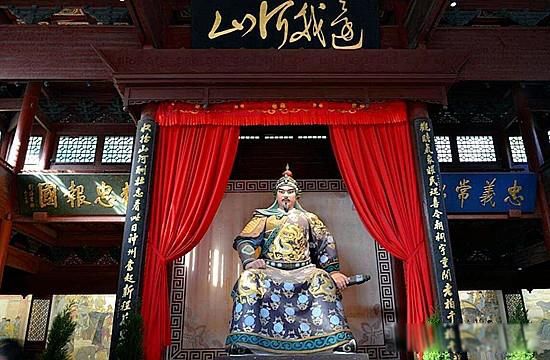 岳飞墓前原本跪着5个人,如今只剩下4个,是谁不用跪了?