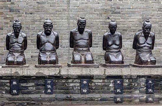 岳飞墓前原本跪着5个人,如今只剩下4个,是谁不用跪了?