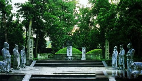 ����Ĺǰ�����������һ�� �����������˭