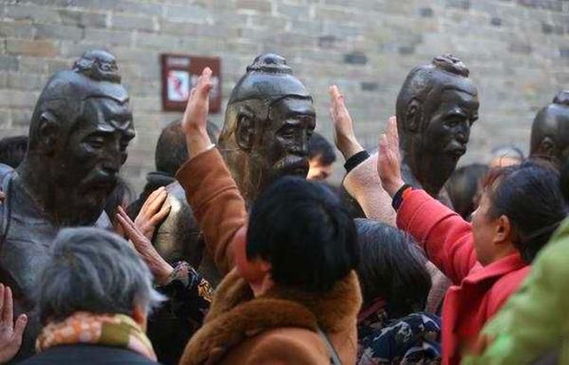 ����Ĺǰ�����������һ�� �����������˭