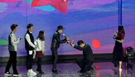 杜海涛下跪权志龙 跪韩国娱乐明星跪丢了风骨
