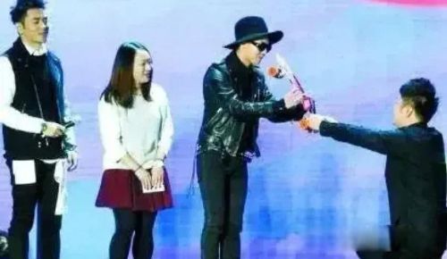 杜海涛下跪权志龙 跪韩国娱乐明星跪丢了风骨