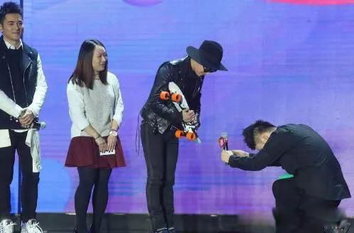 杜海涛下跪权志龙 跪韩国娱乐明星跪丢了风骨