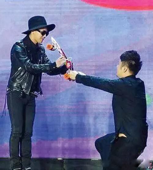 杜海涛下跪权志龙 跪韩国娱乐明星跪丢了风骨