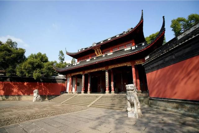 岳飞墓前跪五个人少了一个 现在岳飞墓前少了罗汝楫