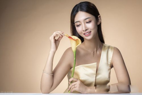 有趣的灵魂百里挑一,好看的皮囊千篇一律 这两句话并不矛盾