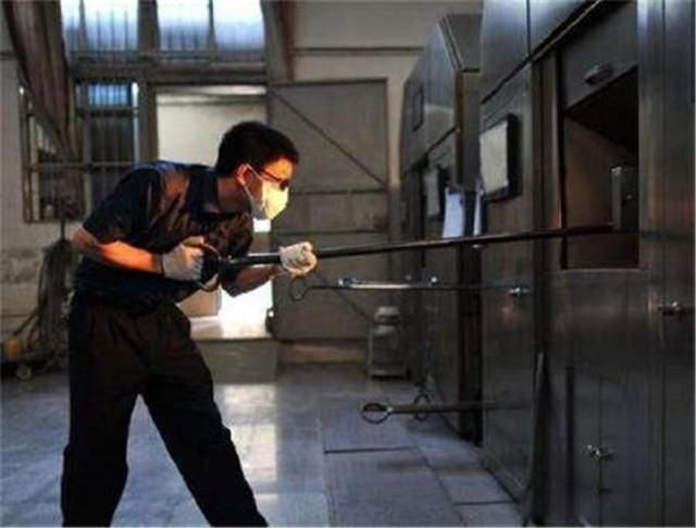 ���ǹ�һ���¶���Ǯ �ڲ�������Ա�ķֹ�