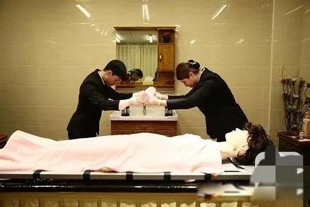 ���ǹ�̧ʬ��һ��800����� ����������������������