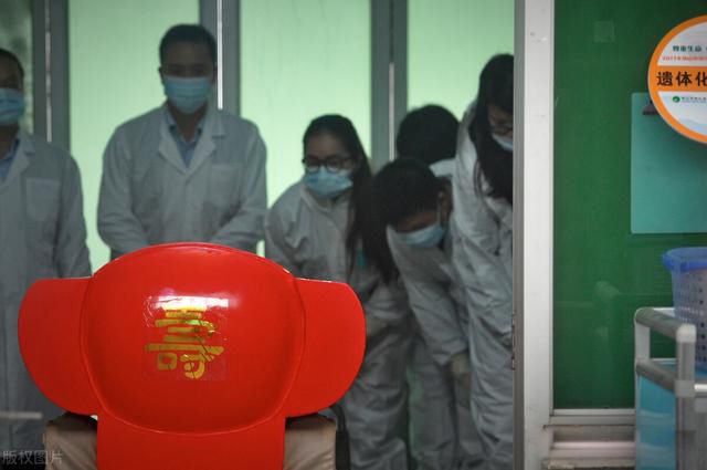 殡仪馆抬尸工多少钱一天 收入比入敛师还要高很多