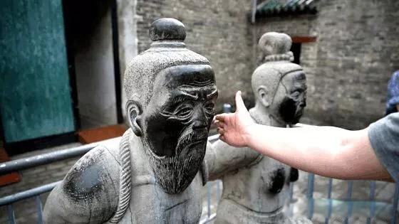 ����Ĺǰ�����������һ�� ������ǰ���������