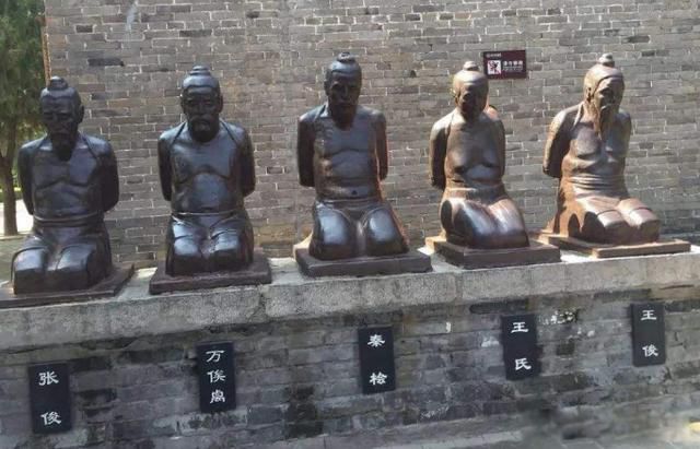岳飞墓前跪五个人是谁 最早的跪像在明朝出现