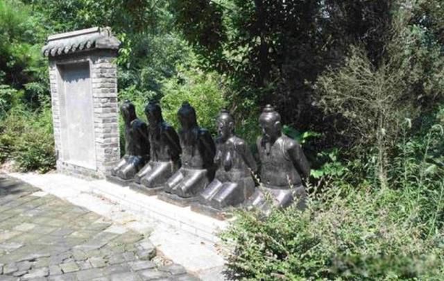 岳飞墓前跪五个人是谁 最早的跪像在明朝出现