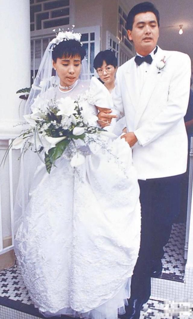 周润发为什么不生儿育女 据说有过一个孩子