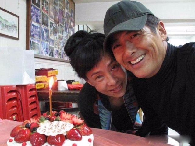 周润发为什么不生儿育女 据说有过一个孩子