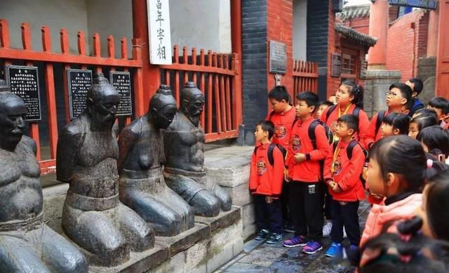 岳飞墓前跪五个人少了一个 3、4、5、4的变迁