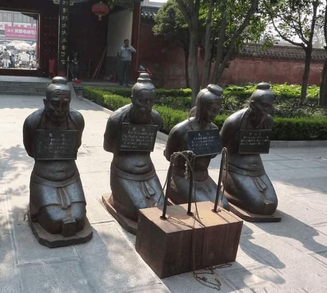 岳飞墓前跪五个人是谁 原本跪着的5个人