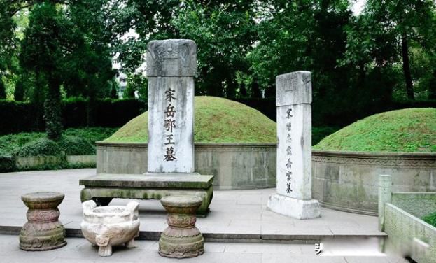 岳飞墓前跪五个人是谁 原本跪着的5个人