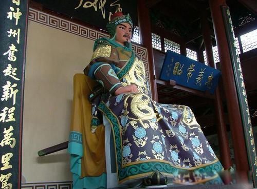 岳飞墓前跪五个人是谁 原本跪着的5个人
