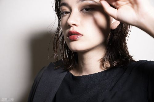 �зŮ��ʲô��˼ �����˴������˵�һ��Ů��