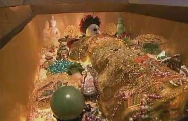 ���Ӣ������ı��ﶼ�͸���˭ �ٹ��𾪵ĵ�Ĺ����������֮