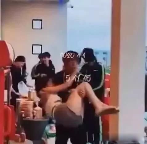 ��־������˶��¼�Ů�� ���ֺ��һ����ȥҽԺ�����