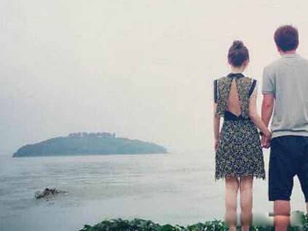 �����ʲô��˼�� �ڼ�Ⱥ�ﰾ��ͷ���˷��