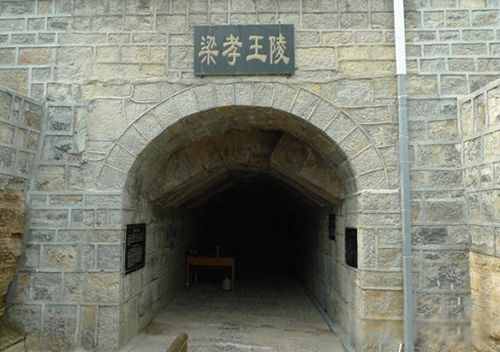 �ܲٵ�Ĺ�ľ��Ž�ʲô ����Уξ������������ְλ