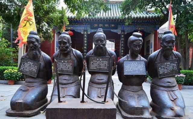 岳飞墓前跪五个人是谁 为什么要立五位呢