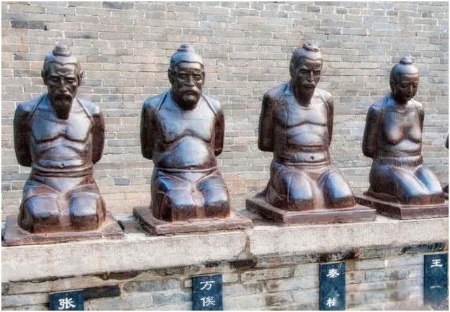 岳飞墓前跪五个人是谁 为什么要立五位呢