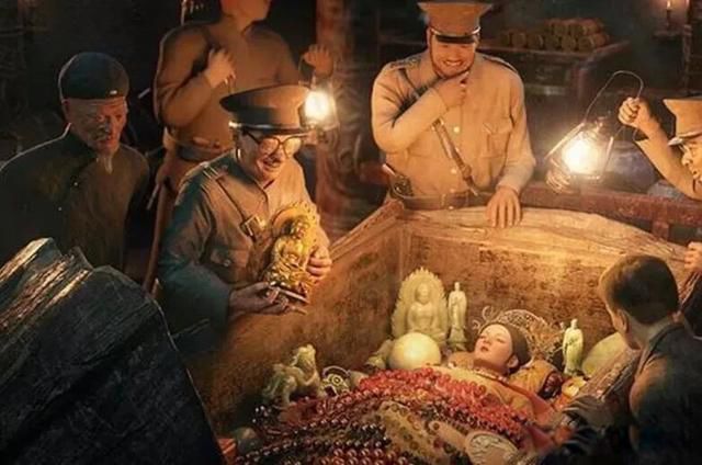 孙殿英盗墓时为什么要把慈禧身上的衣服扒下来呢 因为值钱