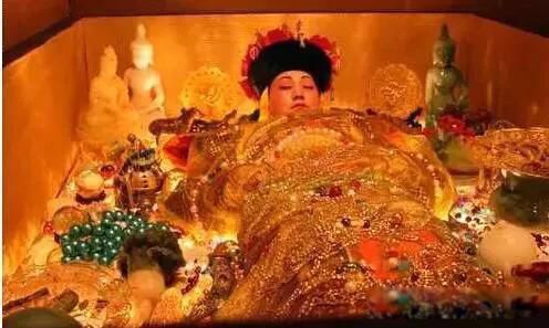 孙殿英盗墓时为什么要把慈禧身上的衣服扒下来呢 因为值钱